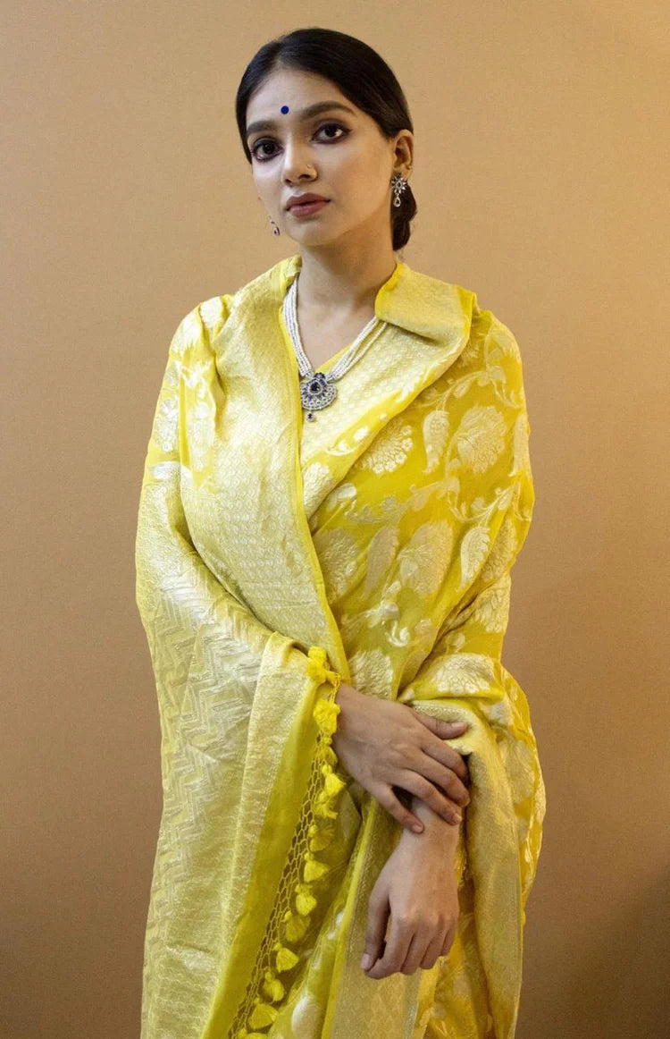 Valiba Lichi Gold Silk With Wiving And Nice Extra Ordnary Latest Sarees